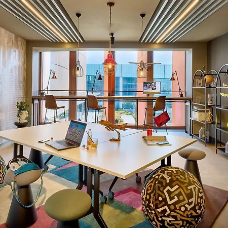 Moxy Luxembourg Airport Szálloda