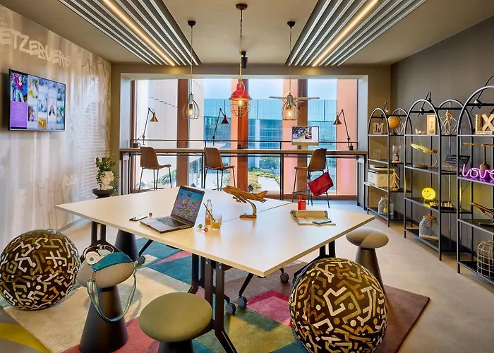 Moxy Luxembourg Airport Hotell